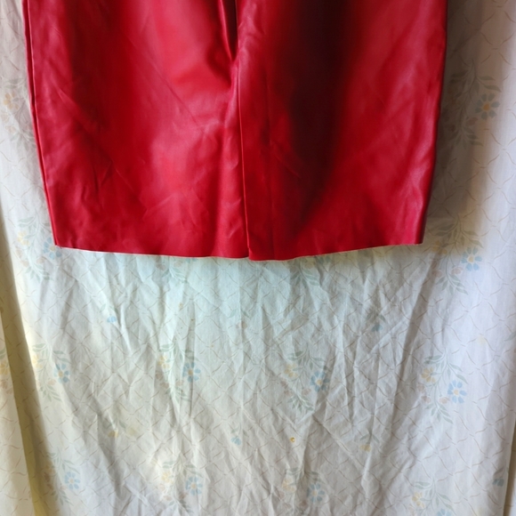🌺Faux Leather Skirt Red Zipper on Back Size Large NWOT - Picture 9 of 11